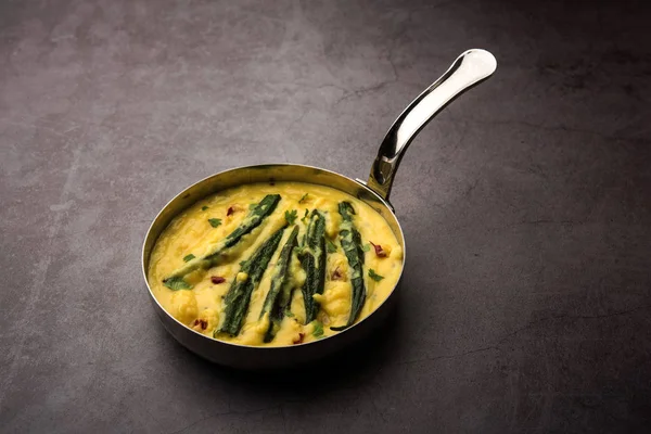 Dahi Bhindi Okra Yogurt Gravy Servido Uma Tigela Karahi Foco — Fotografia de Stock