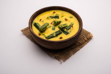 Bayanlar parmak veya bhindi köri / bamya masala sosu. seçici odak