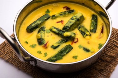 Bayanlar parmak veya bhindi köri / bamya masala sosu. seçici odak