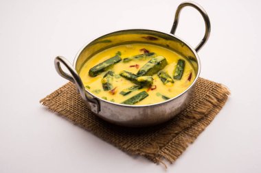 Bayanlar parmak veya bhindi köri / bamya masala sosu. seçici odak