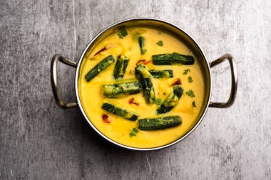 Bayanlar parmak veya bhindi köri / bamya masala sosu. seçici odak