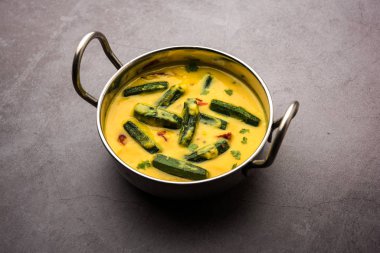 Bayanlar parmak veya bhindi köri / bamya masala sosu. seçici odak
