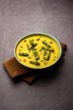 Bayanlar parmak veya bhindi köri / bamya masala sosu. seçici odak