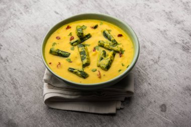 Bayanlar parmak veya bhindi köri / bamya masala sosu. seçici odak