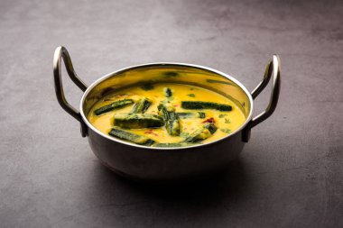 Bayanlar parmak veya bhindi köri / bamya masala sosu. seçici odak