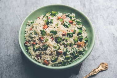 Bamya ya ya da Bhindi pirinci olarak da bilinir. Vendakkai Sadam olarak da bilinir. Bir kasede servis edilir.