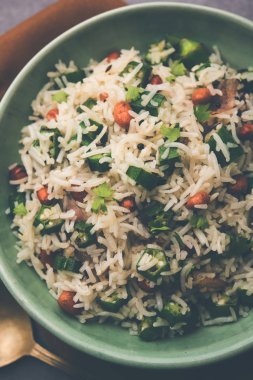 Bamya ya ya da Bhindi pirinci olarak da bilinir. Vendakkai Sadam olarak da bilinir. Bir kasede servis edilir.