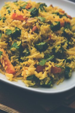 Bamya ya ya da Bhindi pirinci olarak da bilinir. Vendakkai Sadam olarak da bilinir. Bir kasede servis edilir.