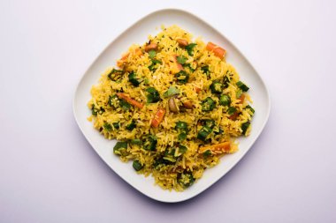 Bamya ya ya da Bhindi pirinci olarak da bilinir. Vendakkai Sadam olarak da bilinir. Bir kasede servis edilir.