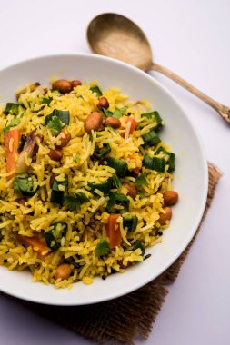 Bamya ya ya da Bhindi pirinci olarak da bilinir. Vendakkai Sadam olarak da bilinir. Bir kasede servis edilir.