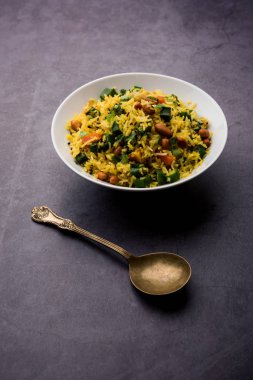 Bamya ya ya da Bhindi pirinci olarak da bilinir. Vendakkai Sadam olarak da bilinir. Bir kasede servis edilir.