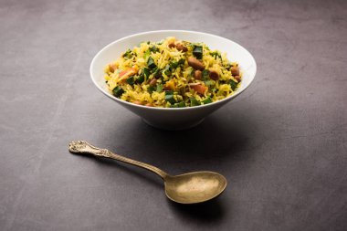 Bamya ya ya da Bhindi pirinci olarak da bilinir. Vendakkai Sadam olarak da bilinir. Bir kasede servis edilir.