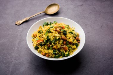 Bamya ya ya da Bhindi pirinci olarak da bilinir. Vendakkai Sadam olarak da bilinir. Bir kasede servis edilir.