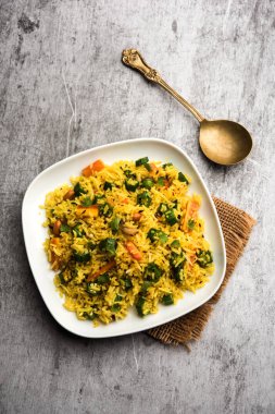 Bamya ya ya da Bhindi pirinci olarak da bilinir. Vendakkai Sadam olarak da bilinir. Bir kasede servis edilir.