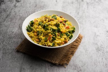 Bamya ya ya da Bhindi pirinci olarak da bilinir. Vendakkai Sadam olarak da bilinir. Bir kasede servis edilir.