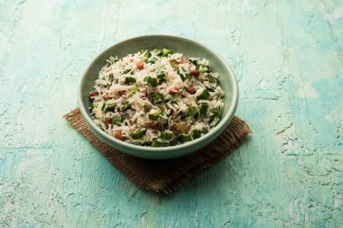 Bamya ya ya da Bhindi pirinci olarak da bilinir. Vendakkai Sadam olarak da bilinir. Bir kasede servis edilir.