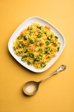 Bamya ya ya da Bhindi pirinci olarak da bilinir. Vendakkai Sadam olarak da bilinir. Bir kasede servis edilir.