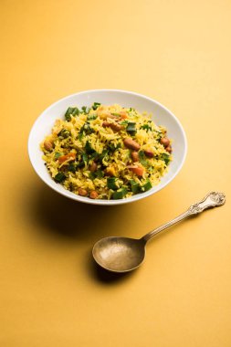 Bamya ya ya da Bhindi pirinci olarak da bilinir. Vendakkai Sadam olarak da bilinir. Bir kasede servis edilir.