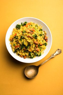 Bamya ya ya da Bhindi pirinci olarak da bilinir. Vendakkai Sadam olarak da bilinir. Bir kasede servis edilir.