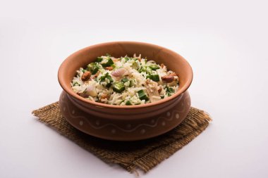 Bamya ya ya da Bhindi pirinci olarak da bilinir. Vendakkai Sadam olarak da bilinir. Bir kasede servis edilir.