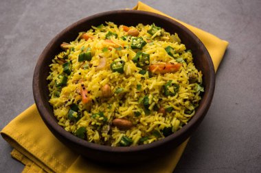 Bamya ya ya da Bhindi pirinci olarak da bilinir. Vendakkai Sadam olarak da bilinir. Bir kasede servis edilir.