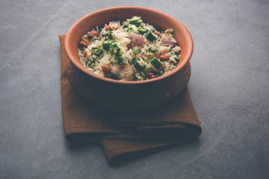 Bamya ya ya da Bhindi pirinci olarak da bilinir. Vendakkai Sadam olarak da bilinir. Bir kasede servis edilir.