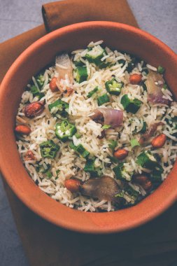 Bamya ya ya da Bhindi pirinci olarak da bilinir. Vendakkai Sadam olarak da bilinir. Bir kasede servis edilir.