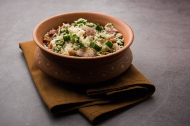 Bamya ya ya da Bhindi pirinci olarak da bilinir. Vendakkai Sadam olarak da bilinir. Bir kasede servis edilir.