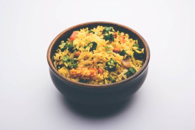 Bamya ya ya da Bhindi pirinci olarak da bilinir. Vendakkai Sadam olarak da bilinir. Bir kasede servis edilir.