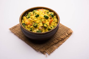 Bamya ya ya da Bhindi pirinci olarak da bilinir. Vendakkai Sadam olarak da bilinir. Bir kasede servis edilir.