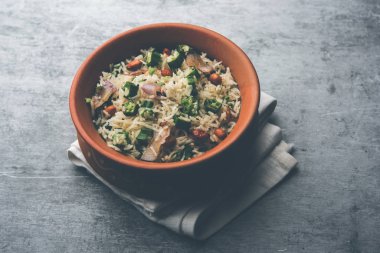 Bamya ya ya da Bhindi pirinci olarak da bilinir. Vendakkai Sadam olarak da bilinir. Bir kasede servis edilir.