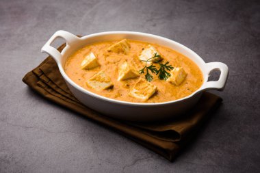 Paneer Korma, Kurma ya da Quorma Hint ana yemek tarifi köri, hindistan cevizi ve fındıktan yapılmış süzme peynirle yapılır.