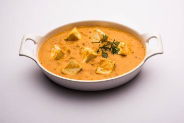 Paneer Korma, Kurma ya da Quorma Hint ana yemek tarifi köri, hindistan cevizi ve fındıktan yapılmış süzme peynirle yapılır.