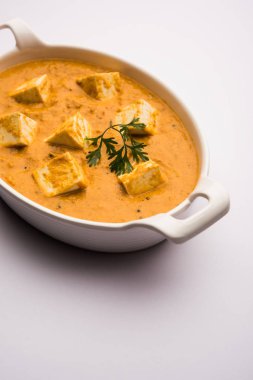 Paneer Korma, Kurma ya da Quorma Hint ana yemek tarifi köri, hindistan cevizi ve fındıktan yapılmış süzme peynirle yapılır.