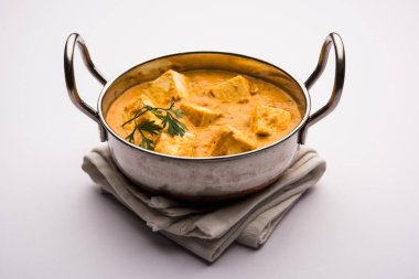 Paneer Korma, Kurma ya da Quorma Hint ana yemek tarifi köri, hindistan cevizi ve fındıktan yapılmış süzme peynirle yapılır.