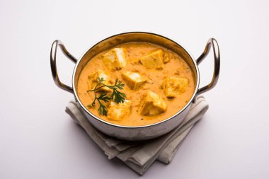 Paneer Korma, Kurma ya da Quorma Hint ana yemek tarifi köri, hindistan cevizi ve fındıktan yapılmış süzme peynirle yapılır.