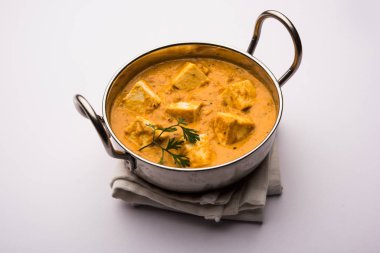 Paneer Korma, Kurma ya da Quorma Hint ana yemek tarifi köri, hindistan cevizi ve fındıktan yapılmış süzme peynirle yapılır.