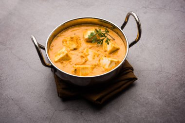 Paneer Korma, Kurma ya da Quorma Hint ana yemek tarifi köri, hindistan cevizi ve fındıktan yapılmış süzme peynirle yapılır.