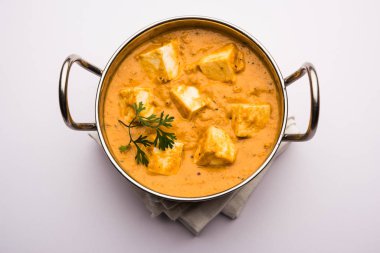 Paneer Korma, Kurma ya da Quorma Hint ana yemek tarifi köri, hindistan cevizi ve fındıktan yapılmış süzme peynirle yapılır.