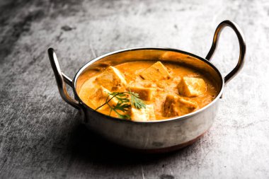 Paneer Korma, Kurma ya da Quorma Hint ana yemek tarifi köri, hindistan cevizi ve fındıktan yapılmış süzme peynirle yapılır.