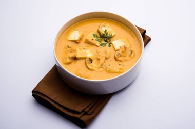 Paneer Korma, Kurma ya da Quorma Hint ana yemek tarifi köri, hindistan cevizi ve fındıktan yapılmış süzme peynirle yapılır.