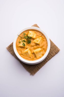 Paneer Korma, Kurma ya da Quorma Hint ana yemek tarifi köri, hindistan cevizi ve fındıktan yapılmış süzme peynirle yapılır.