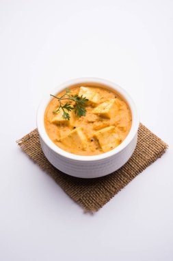 Paneer Korma, Kurma ya da Quorma Hint ana yemek tarifi köri, hindistan cevizi ve fındıktan yapılmış süzme peynirle yapılır.