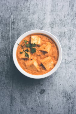 Paneer Korma, Kurma ya da Quorma Hint ana yemek tarifi köri, hindistan cevizi ve fındıktan yapılmış süzme peynirle yapılır.