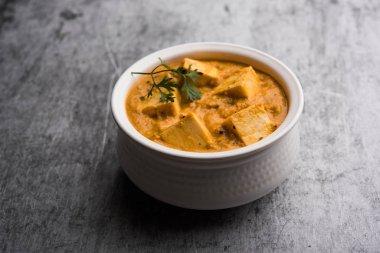 Paneer Korma, Kurma ya da Quorma Hint ana yemek tarifi köri, hindistan cevizi ve fındıktan yapılmış süzme peynirle yapılır.