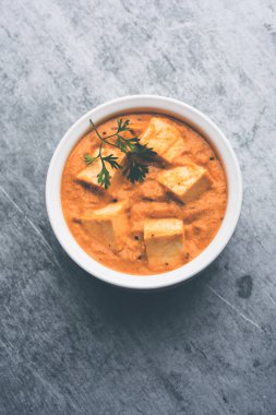 Paneer Korma, Kurma ya da Quorma Hint ana yemek tarifi köri, hindistan cevizi ve fındıktan yapılmış süzme peynirle yapılır.