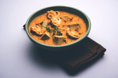 Paneer körisi ya da sabzi mantarı, bir kasede servis edilir. seçici odak