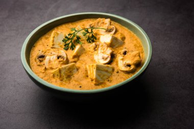 Paneer körisi ya da sabzi mantarı, bir kasede servis edilir. seçici odak