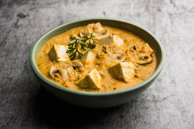 Paneer körisi ya da sabzi mantarı, bir kasede servis edilir. seçici odak