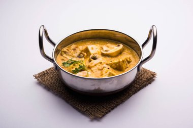 Paneer körisi ya da sabzi mantarı, bir kasede servis edilir. seçici odak